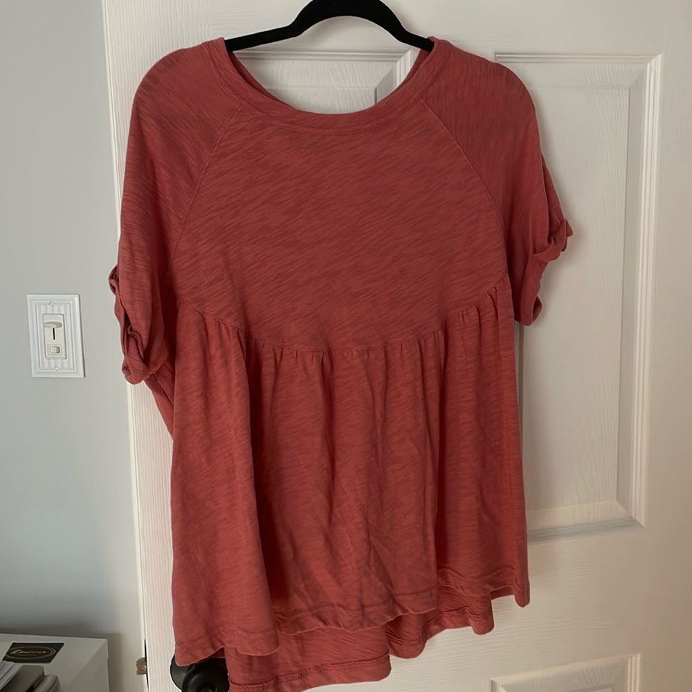 American Eagle salmon colored flowy key hole top